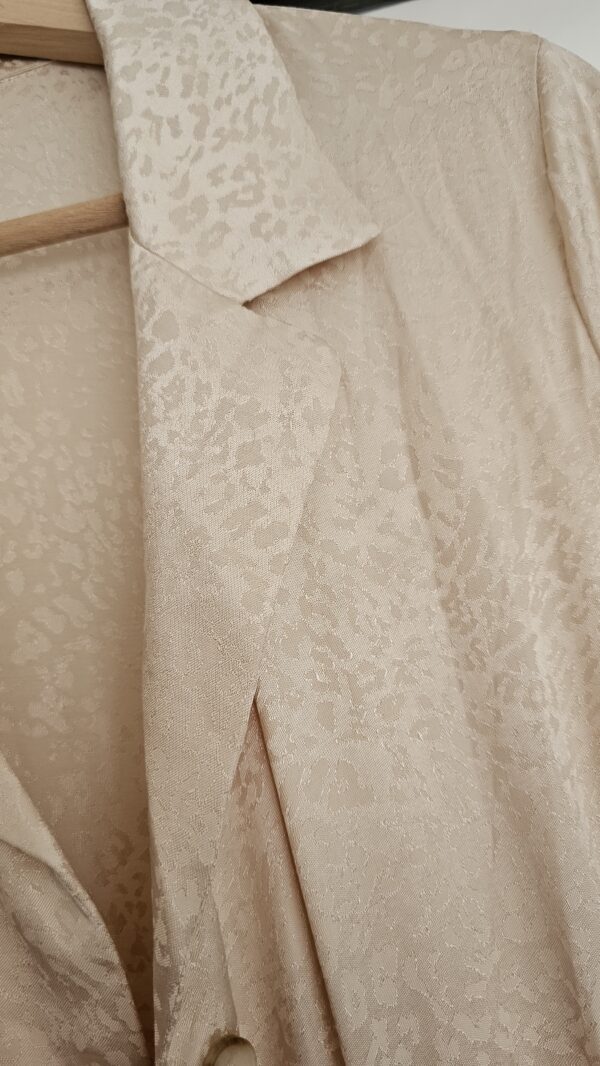 Ολόσωμη Φόρμα Satin Jacquard Leopard – Beige Elegance